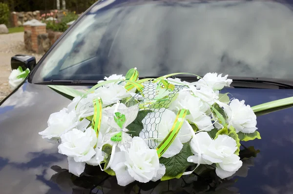 Πολύχρωμα λουλούδια στο γκρίζο αυτοκίνητο — 图库照片