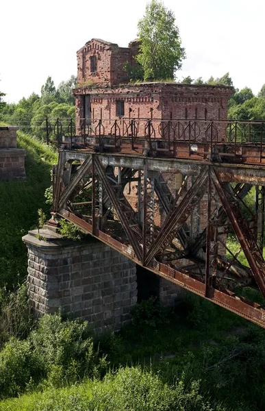 eski bir köprü için tren ve kalıntılar