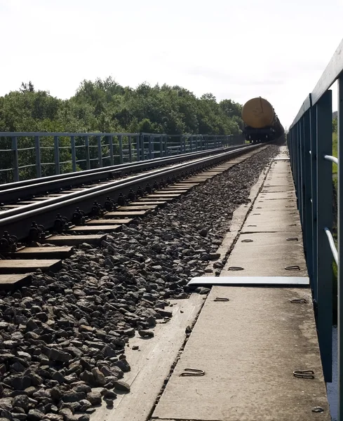 Kovové zábradlí pro vlak s přírodní pozadí — Stock fotografie