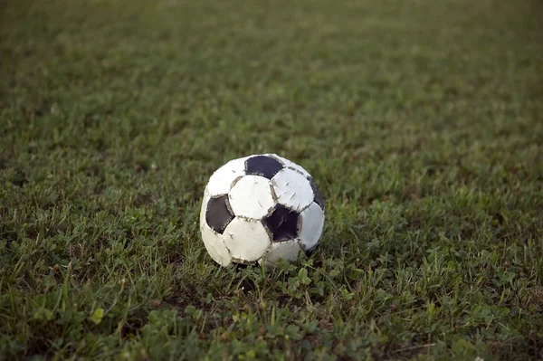 Bola de futebol branco e preto — Fotografia de Stock