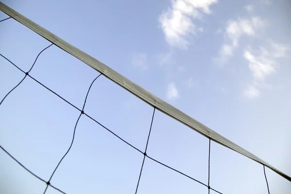 Теннисная сетка на фоне неба — стоковое фото