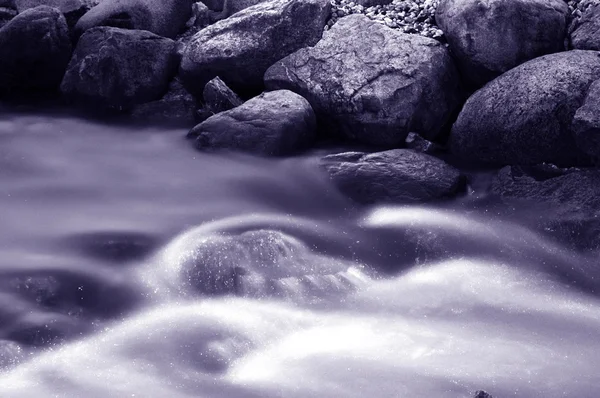 Rzeka spada do morza — Zdjęcie stockowe