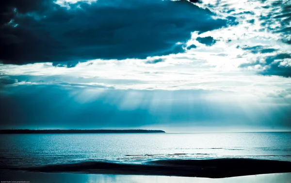 Mavi bulutlar üzerinde gelen ışık — Stok fotoğraf