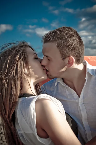 Unga vackra par kyssas — Stockfoto