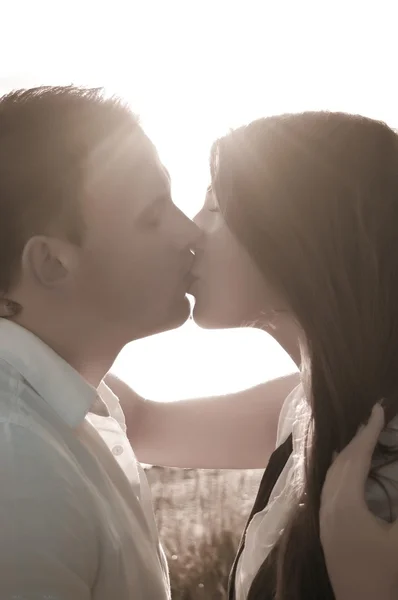 Joven hermosa pareja besándose — Foto de Stock