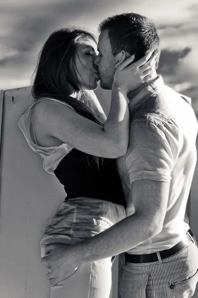 Junges schönes Paar küsst Stockfoto