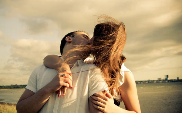 Genç güzel çift öpüşme Telifsiz Stok Fotoğraflar