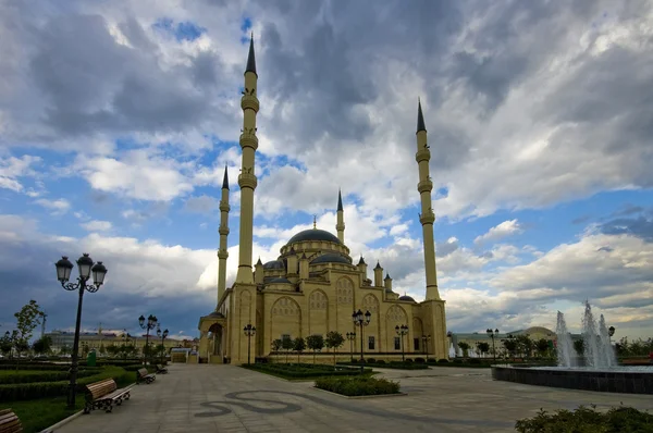 Corazón de Chechenia. Mezquita en Grozny — Foto de Stock