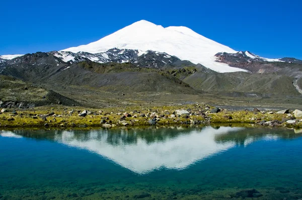 Elbrus se refleja en un lago de montaña Fotos De Stock