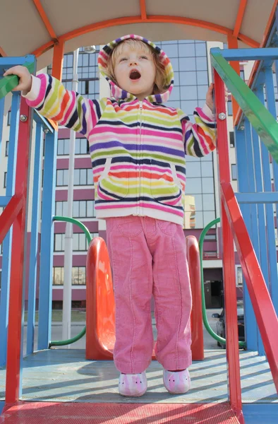 놀이터에 있는 어린 소녀 — 스톡 사진