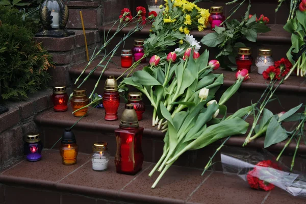 Beerdigungsblumen und Kerzen — Stockfoto
