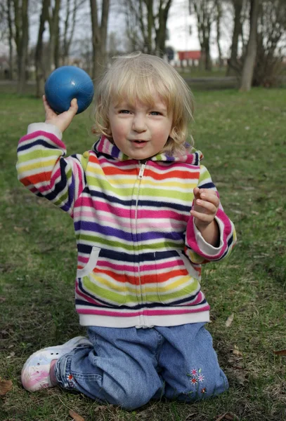 Little girl playing with ball — Stock Photo, Image