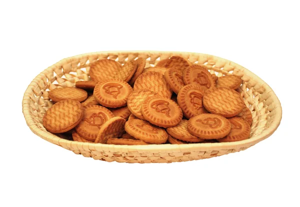 Печенье на плетеной тарелке — стоковое фото