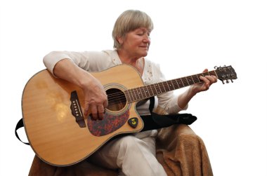 Olgun kadın akustik gitar çalmak