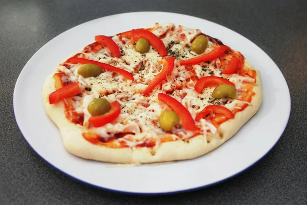 stock image Pizza with olives and bell pepper