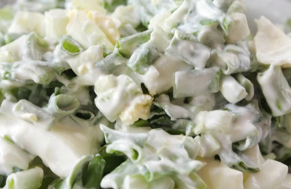 Салат с зеленым луком и яйцом — стоковое фото