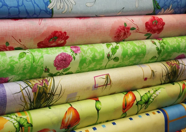 Różne kolorowe tkaniny w rolkach — Zdjęcie stockowe
