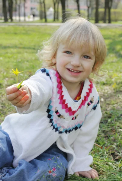 Une petite fille donne une fleur — Photo