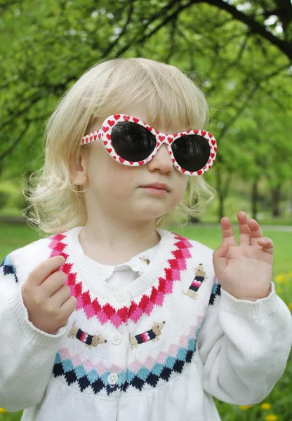 Kind in zonnebril op een wandeling — Stockfoto