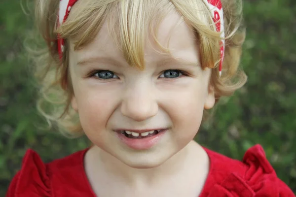 蓝眼睛的小女孩的肖像 — 图库照片