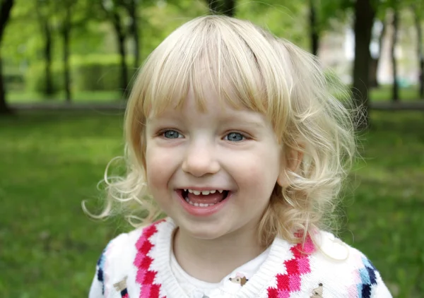蓝眼睛的小女孩的肖像 — 图库照片
