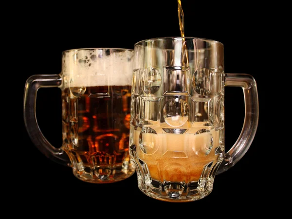 La cerveza se vierte en una taza —  Fotos de Stock