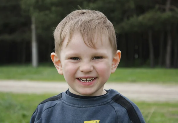 En leende pojke på en promenad — Stockfoto