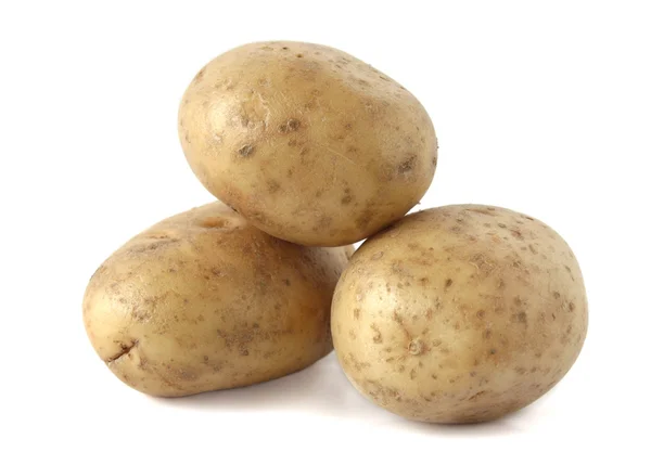 Patatas crudas sobre un fondo blanco — Foto de Stock