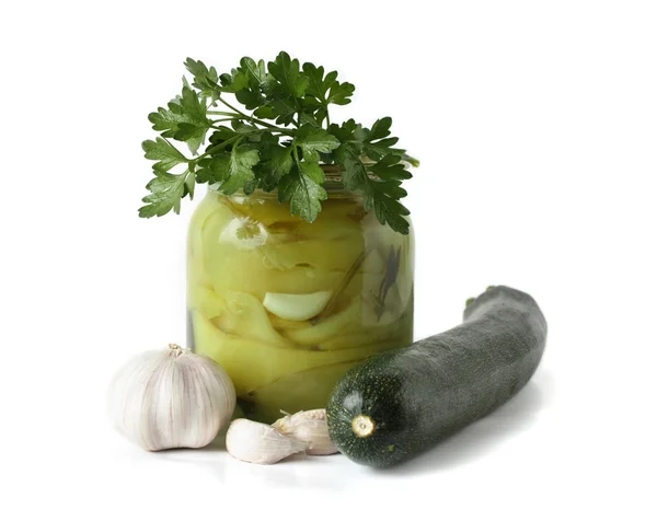 Syltede grønnsaker i glass og zucchini – stockfoto
