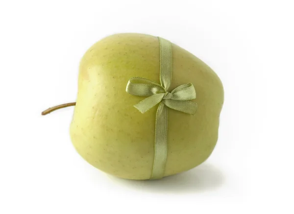 Dojrzałe jabłko zawiązał satynowa wstążka — Zdjęcie stockowe