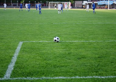 futbol sahası üzerinde topu