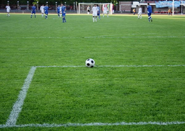 De bal op het voetbalveld — Stockfoto