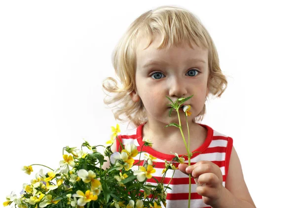 一个小女孩用一束鲜花 — 图库照片