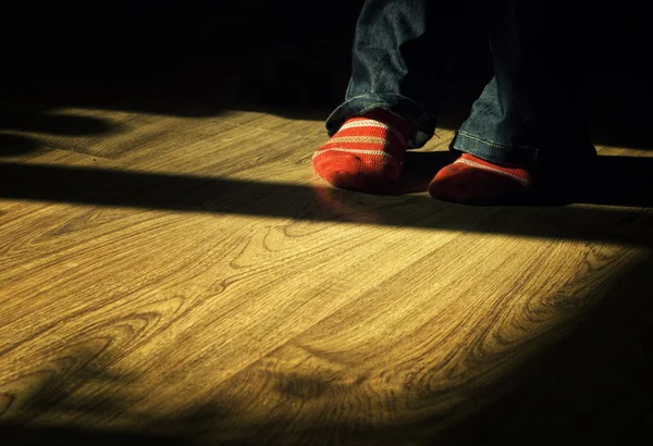 바닥에 걸려 있는 발 — 스톡 사진