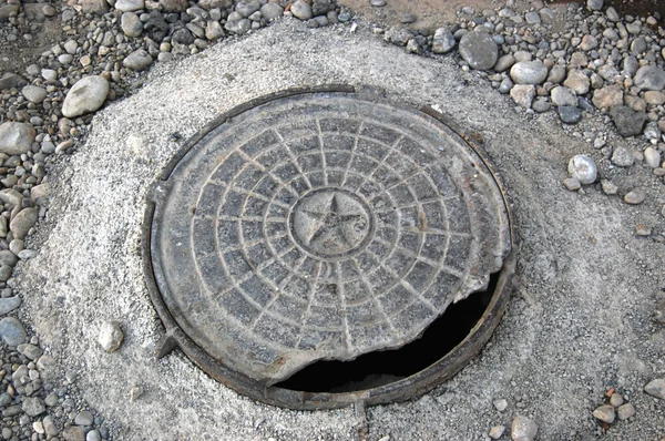 SSCB kırık şehir kanalizasyon kapağı — Stok fotoğraf