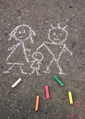 Aile. asfalt üzerinde resim