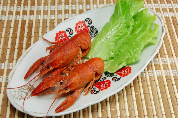 Haşlanmış crayfishs ve marul tabağa — Stok fotoğraf