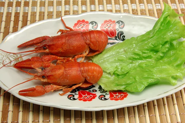 삶은 crayfishs와 접시에 상 추 — 스톡 사진