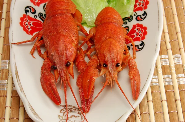 Haşlanmış crayfishs ve marul tabağa — Stok fotoğraf