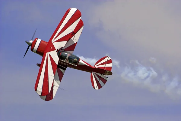 Piros fehér kétfedelű repülőgép Stock Kép