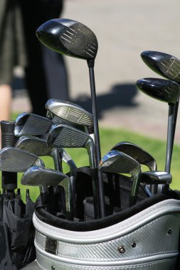 golf kulüpleri ve şemsiye çanta