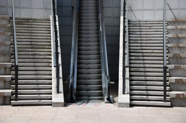 Escaleras y ascensor, rápido o lento — Foto de Stock