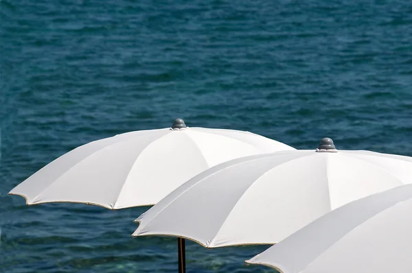 Guarda-chuva de praia branco Fotografias De Stock Royalty-Free