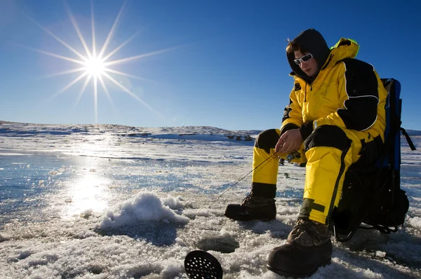 Güneşli buz balıkçılık — Stok fotoğraf