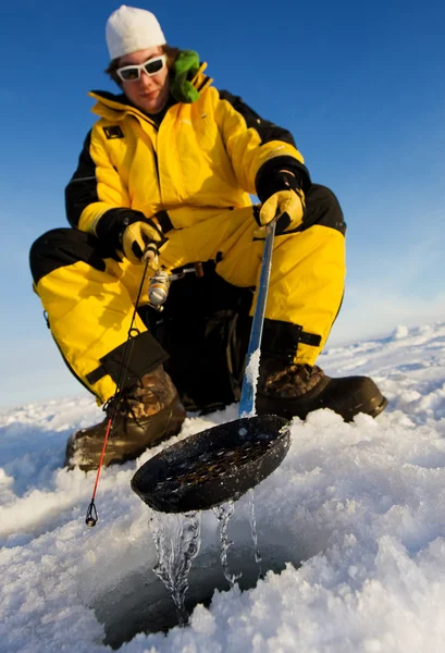 Зимний рыбак — стоковое фото