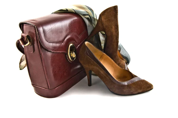 Oude schoenen en een tas op witte achtergrond geïsoleerd — Stockfoto