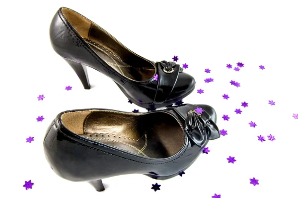 Chaussures noires avec étoiles violettes sur fond blanc — Photo