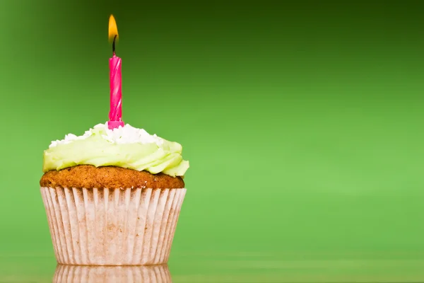 Małe zielone ciasto z jedną świecę — Zdjęcie stockowe