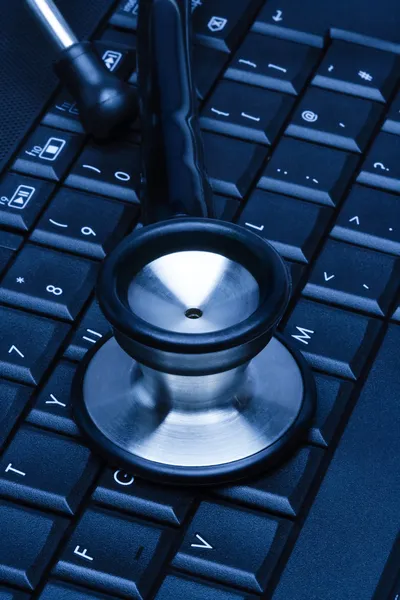 Computertastatur mit Stethoskop — Stockfoto