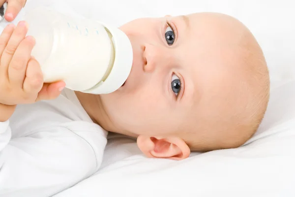 Bebê menino beber leite — Fotografia de Stock